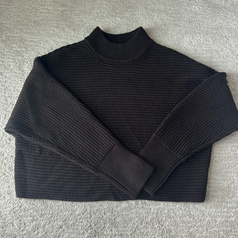 Gianni Bini like new brown cropped mock neck sweater size L